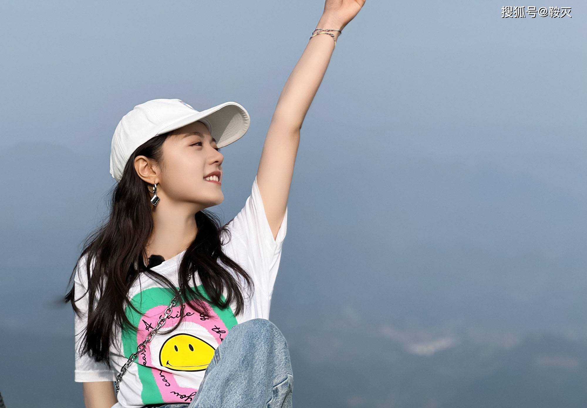 赵今麦骑着白马,面容姣好五官俏丽-搜狐大视野-搜狐新闻