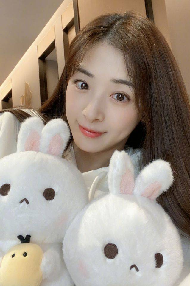 女明星张含韵时尚写真:甜美可爱、俊俏灵动-搜狐大视野-搜狐新闻