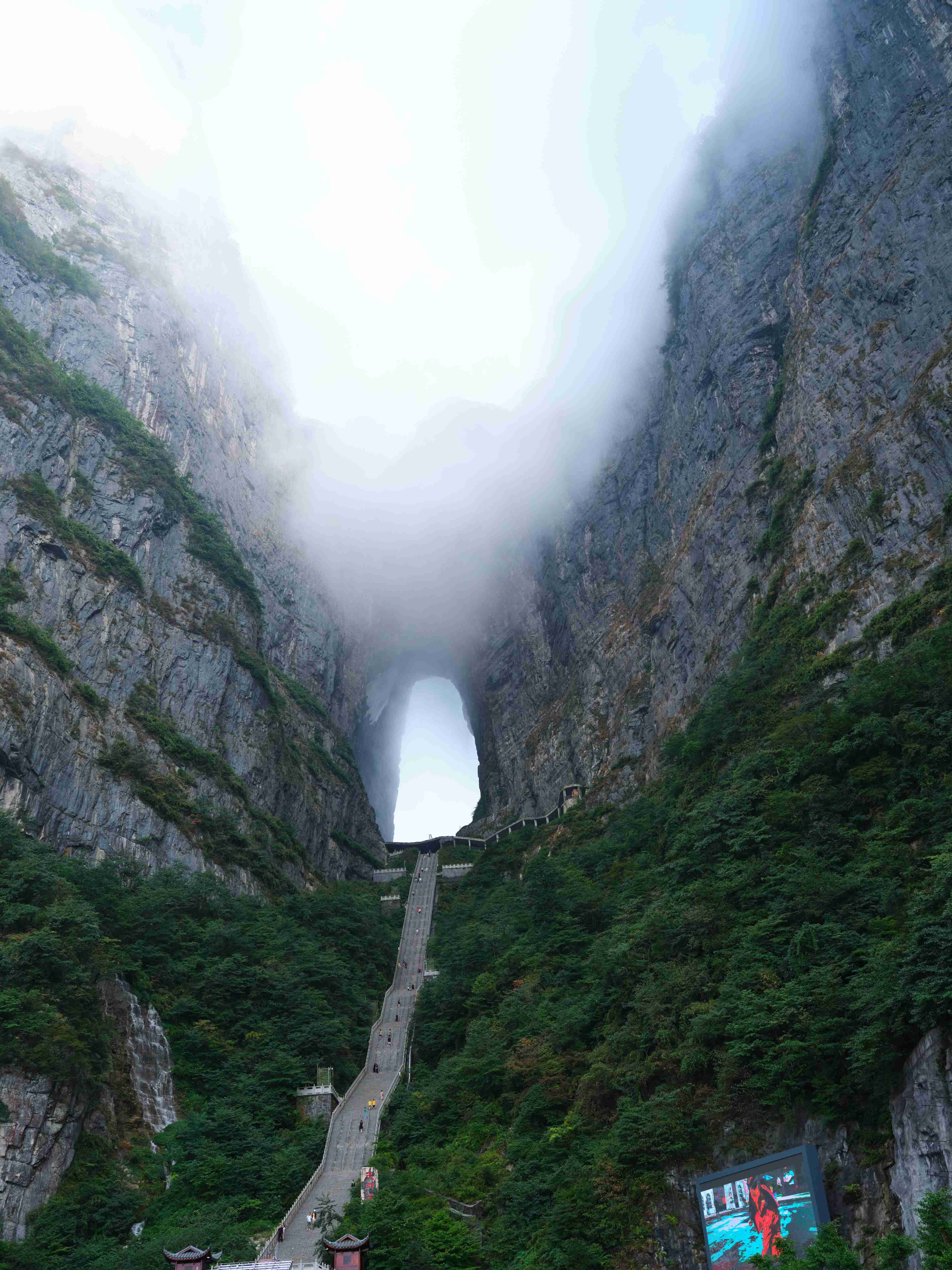 张家界秋雨过后 天门山现云海奇观 图/姚进-搜狐大视野-搜狐新闻