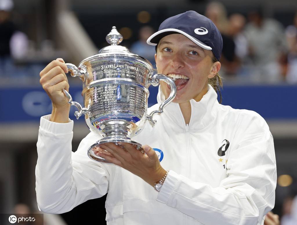 组图斯瓦泰克生涯首夺美网冠军深情亲吻奖杯