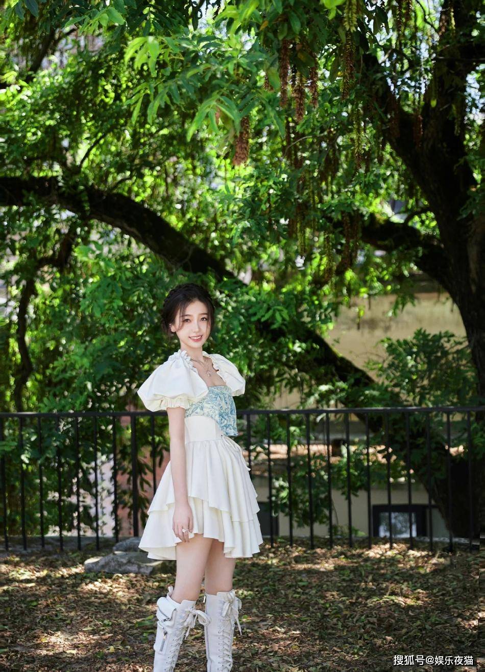 虞书欣最新户外写真，俏皮可爱少女感十足-搜狐大视野-搜狐新闻