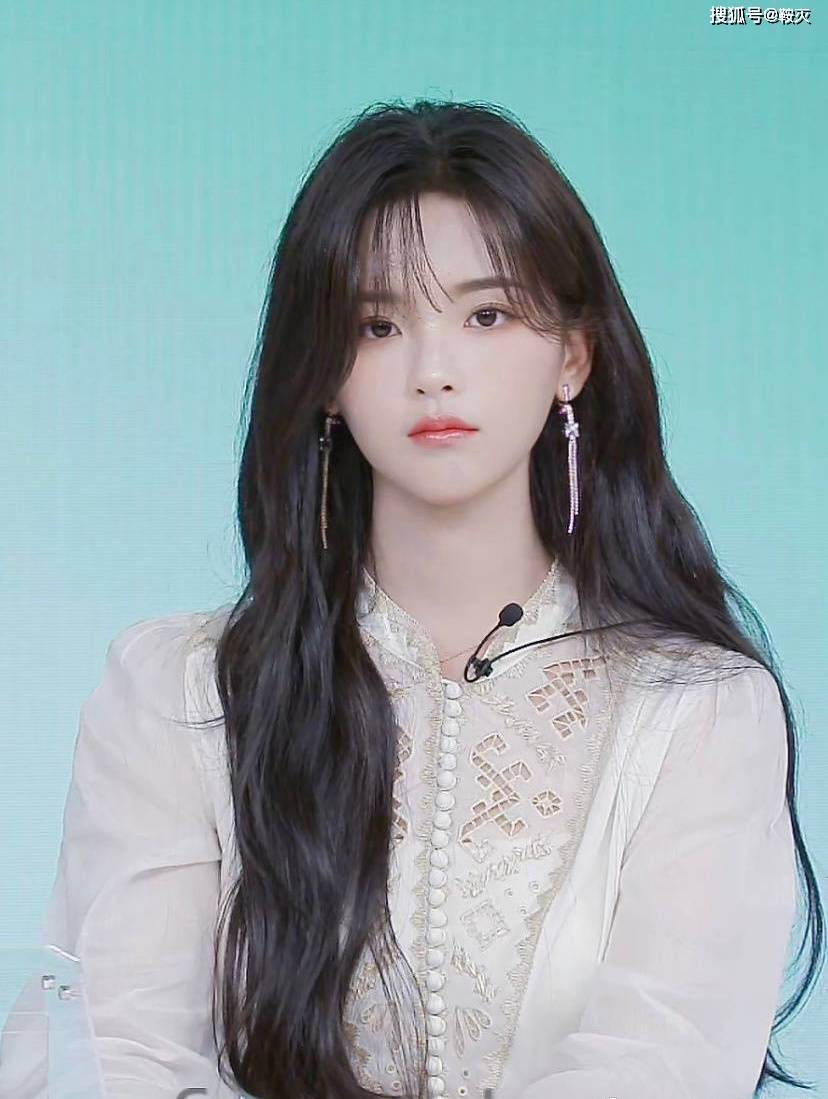 杨超越直播生图甜美公主风很带感