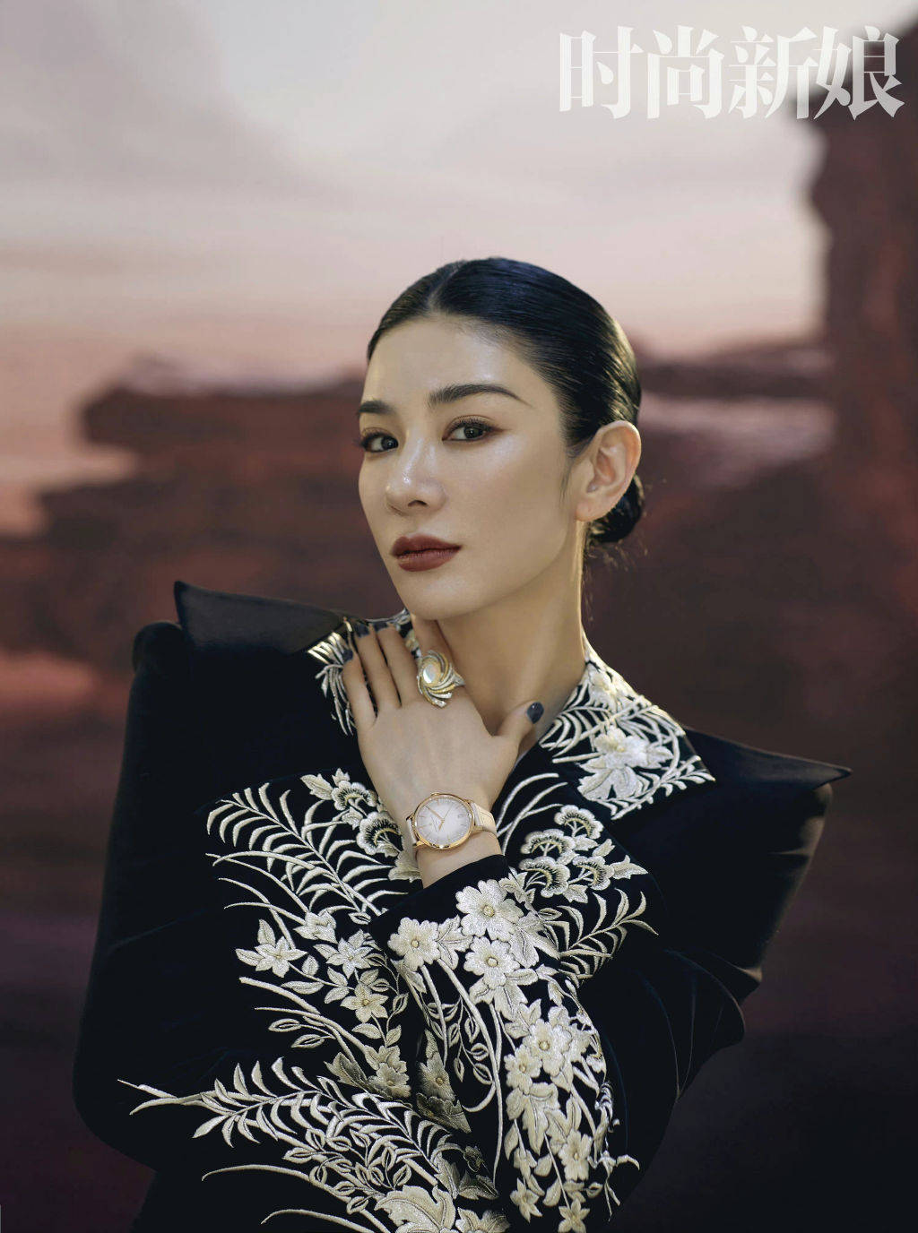 黄奕白色花海新娘封面大片释出 秀白嫩香肩仙气足_线条_时尚_造型