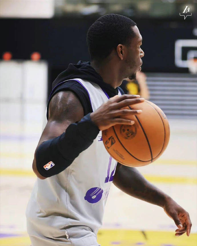 詹姆斯?jié)饷悸?lián)手出擊湖人主場力抗太陽三巨頭挑戰(zhàn)