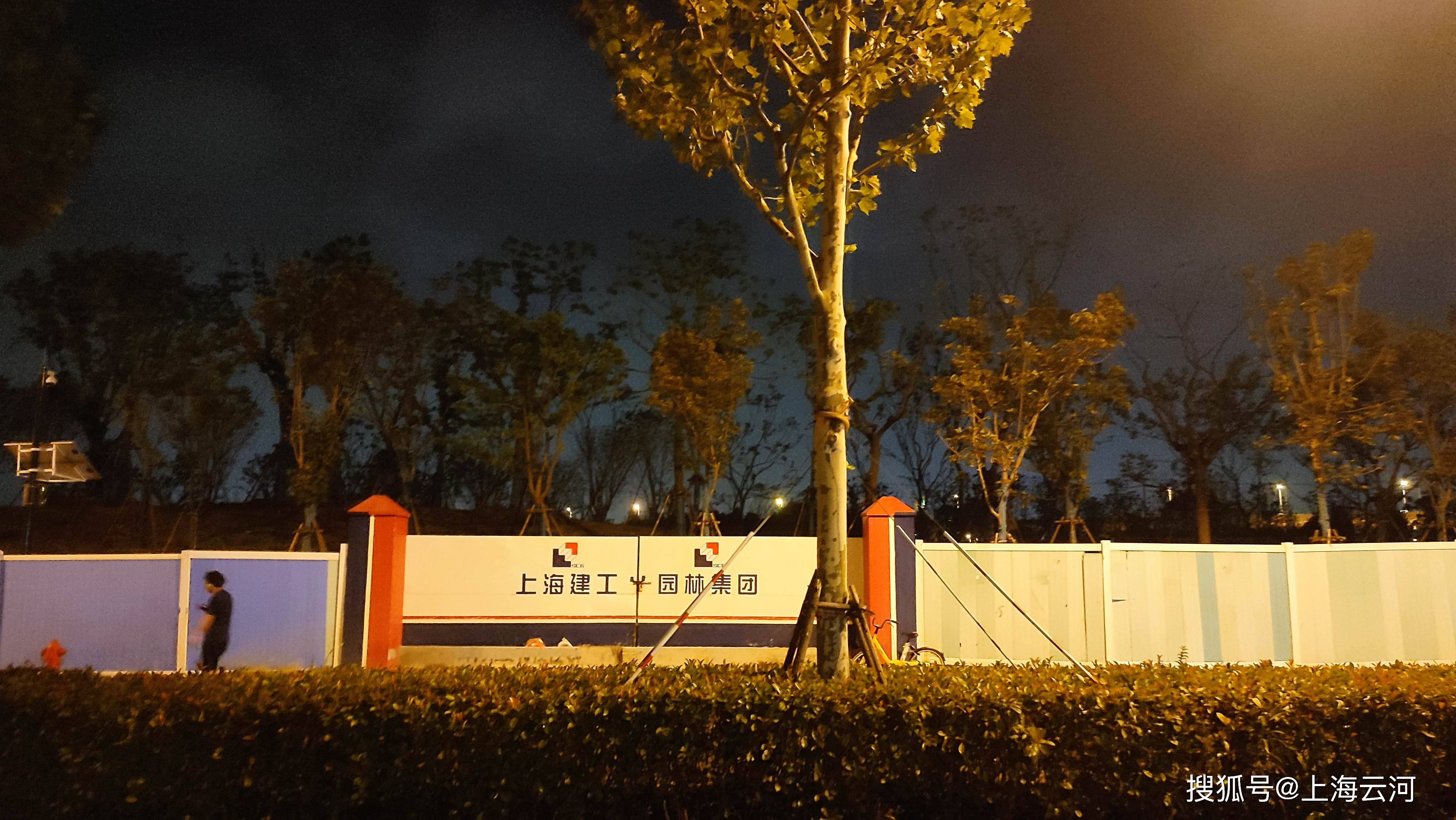 灯光下冷清的街头,不缺晚归的人(4)-搜狐大视野-搜狐新闻