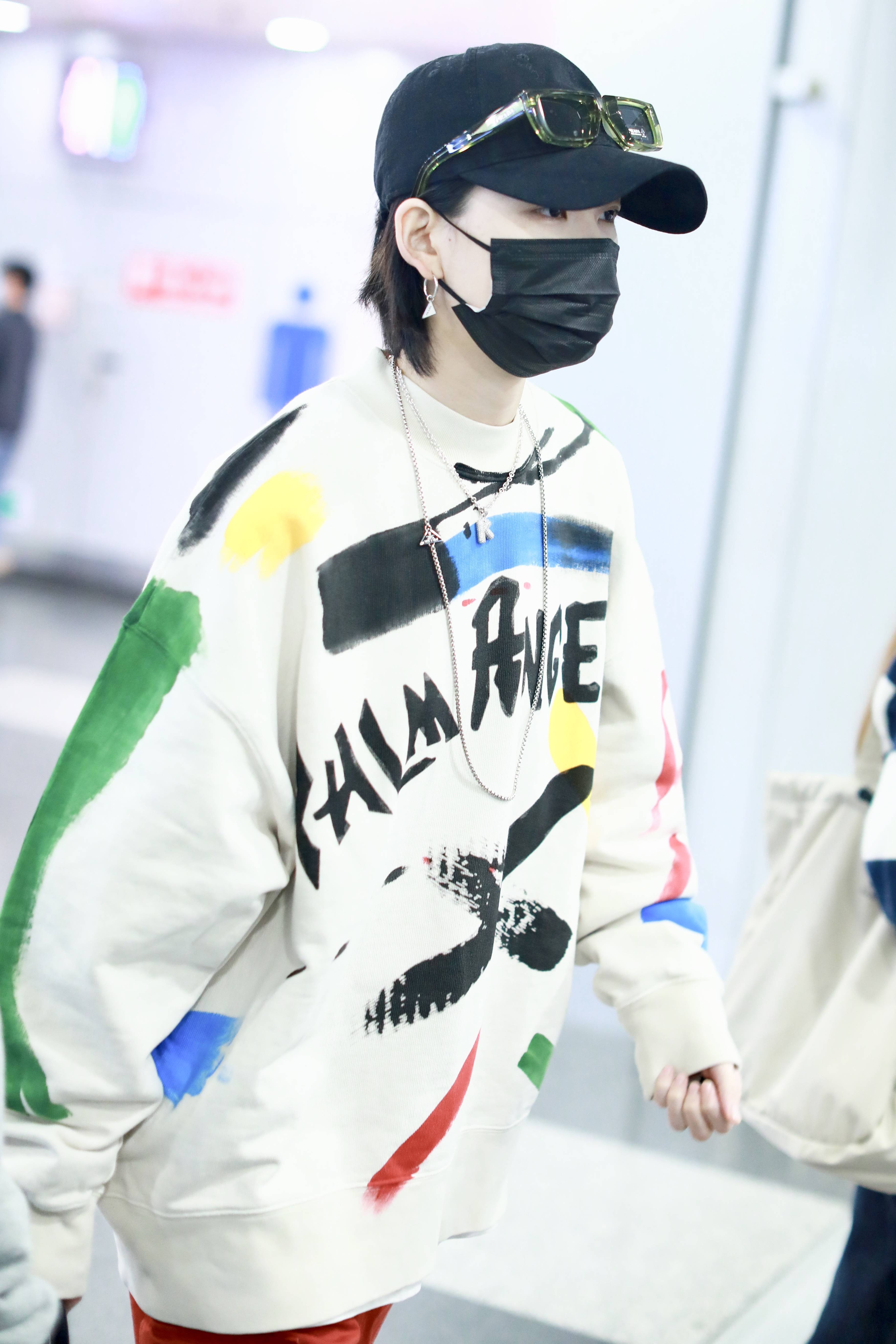 陆柯燃橙色裤装现身机场装扮火热笑得超开心