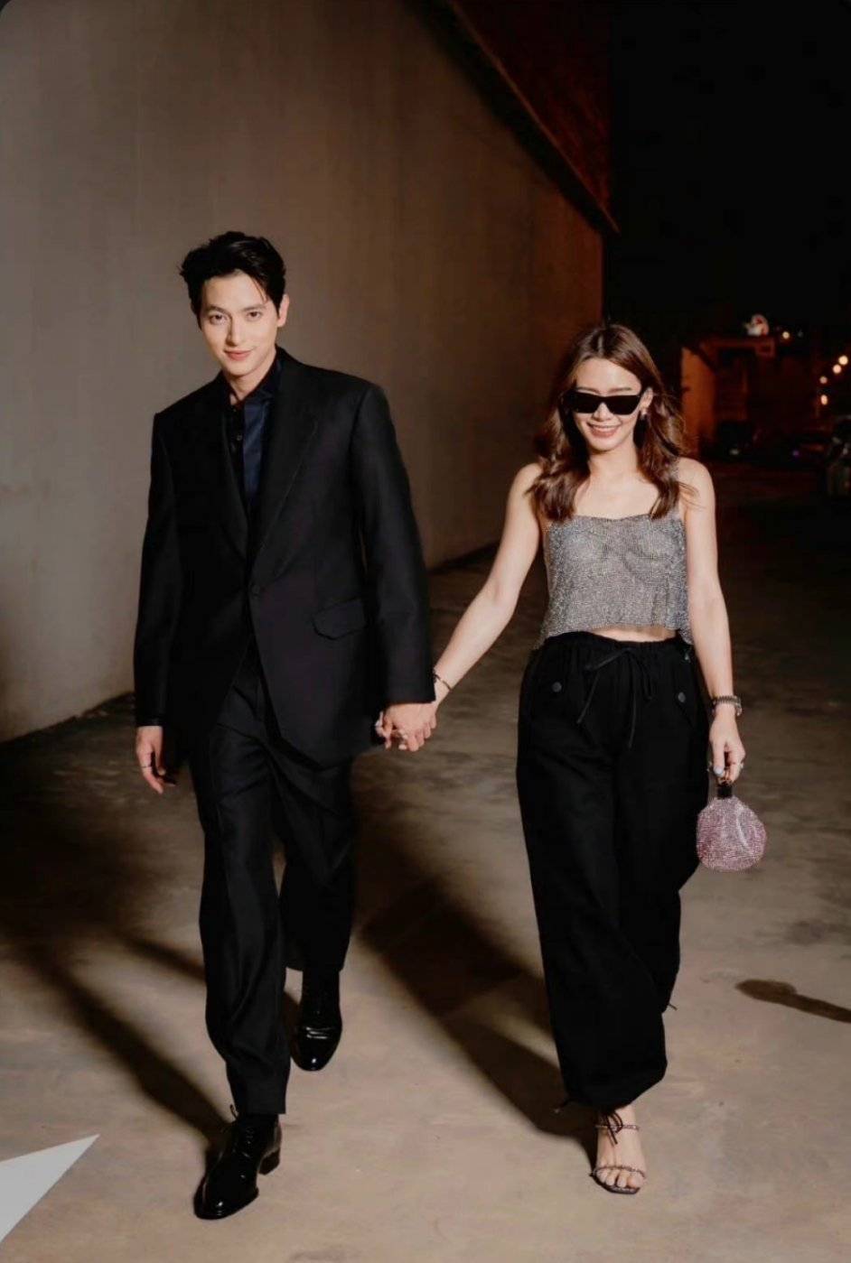 泰国鲜肉吉拉宇首晒和女友合照手牵手出行超甜蜜