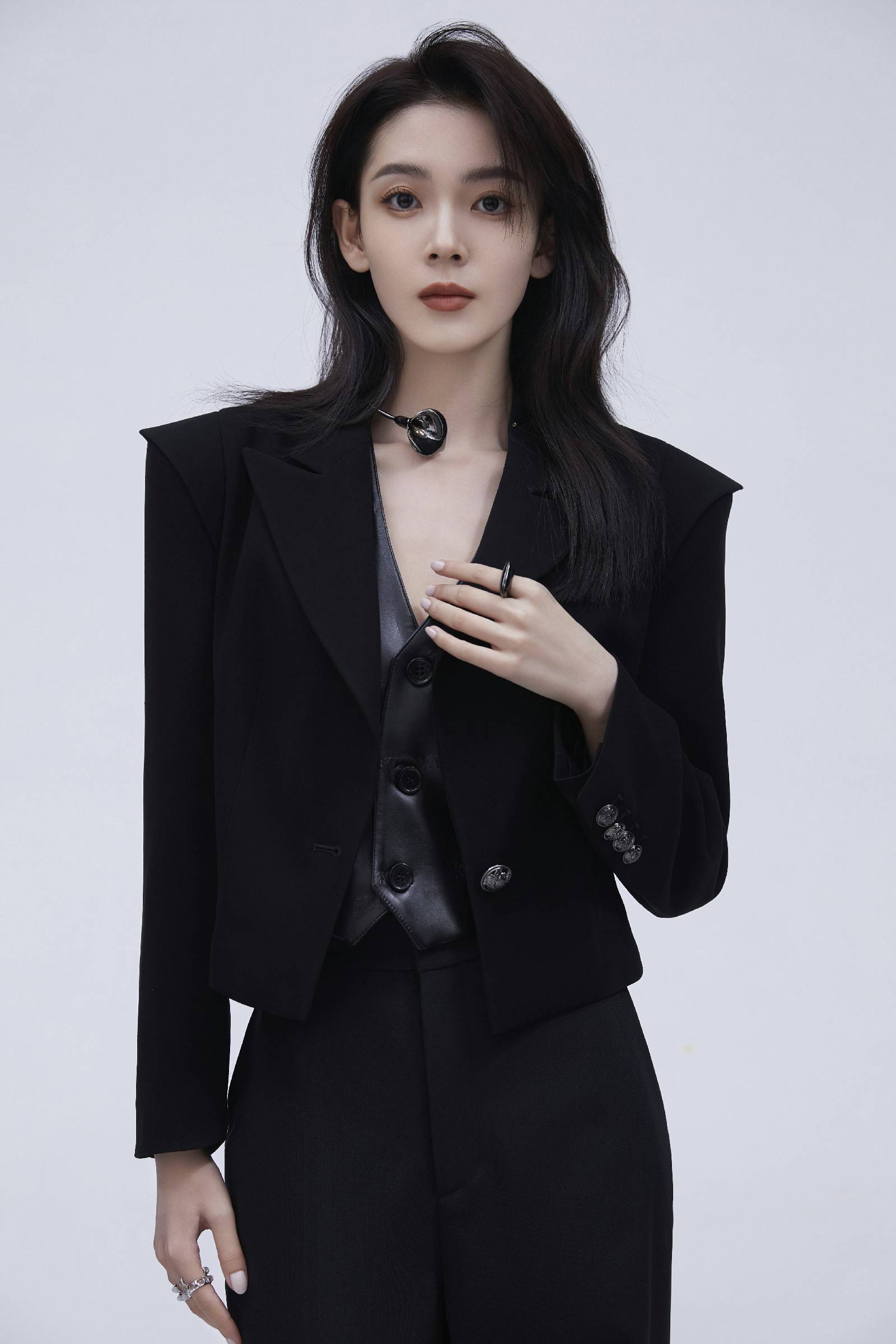 中视同成发布"辰起瑶光,共赴星程"官宣海报,宣布演员陈瑶正式加入公司