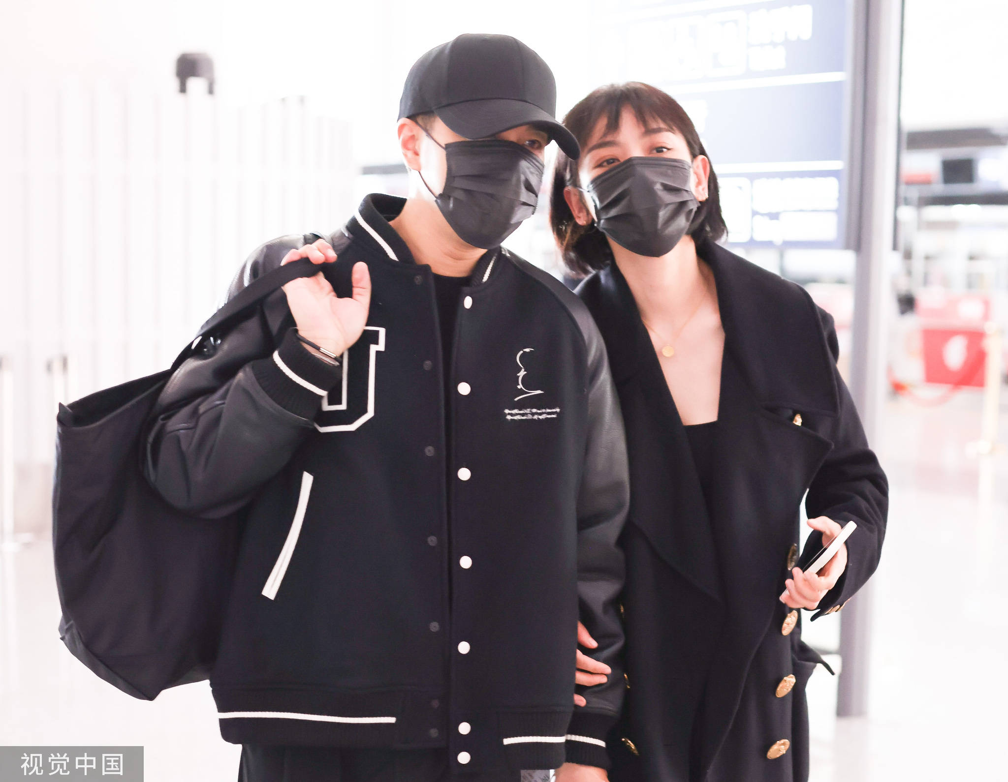 刘恺威李晓峰手挽手现身机场帮推行李男友力十足