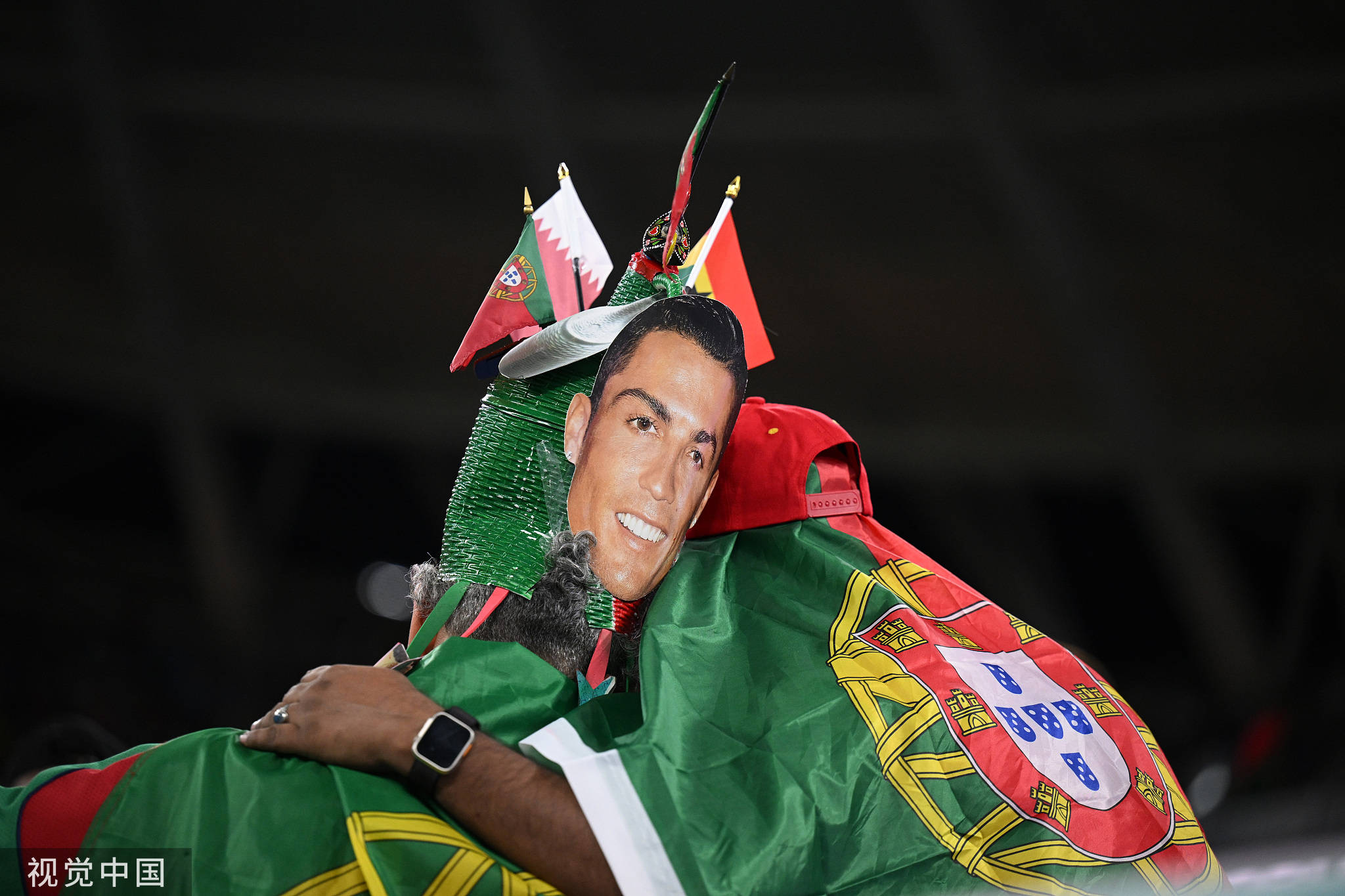 高清图葡萄牙球迷举c罗大头像场外气氛热烈