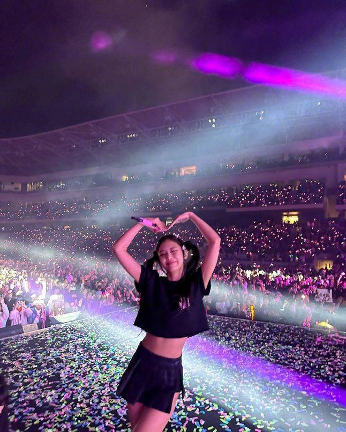Jennie分享演唱会幕后照 扎双马尾与上万观众合影-搜狐大视野-搜狐新闻