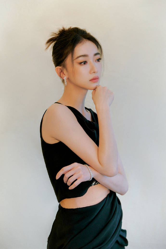 吴谨言高开叉黑裙雅意韵致 魅力四射尽释随性之美-搜狐大视野-搜狐新闻