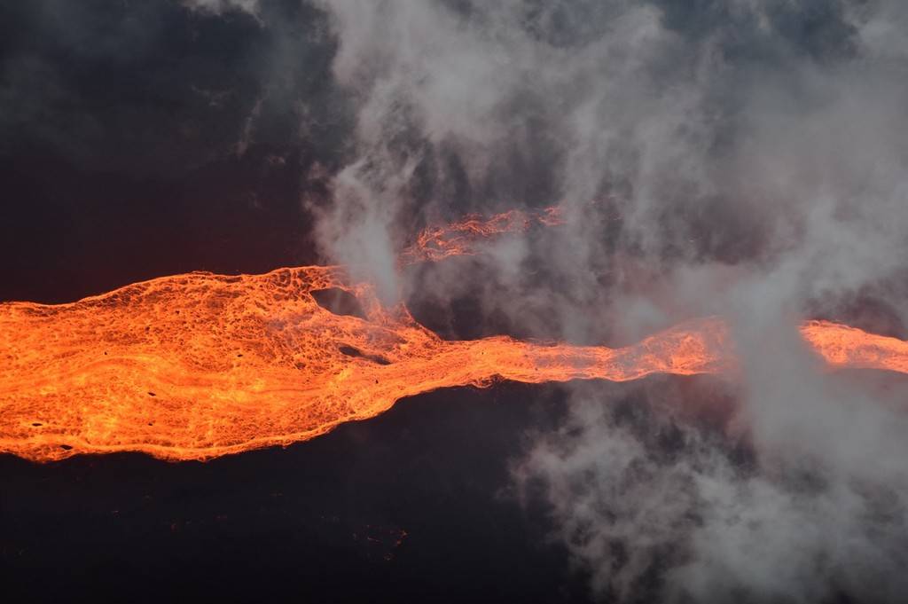 熔岩流淌!夏威夷冒纳罗亚火山喷发-搜狐大视野-搜狐新闻