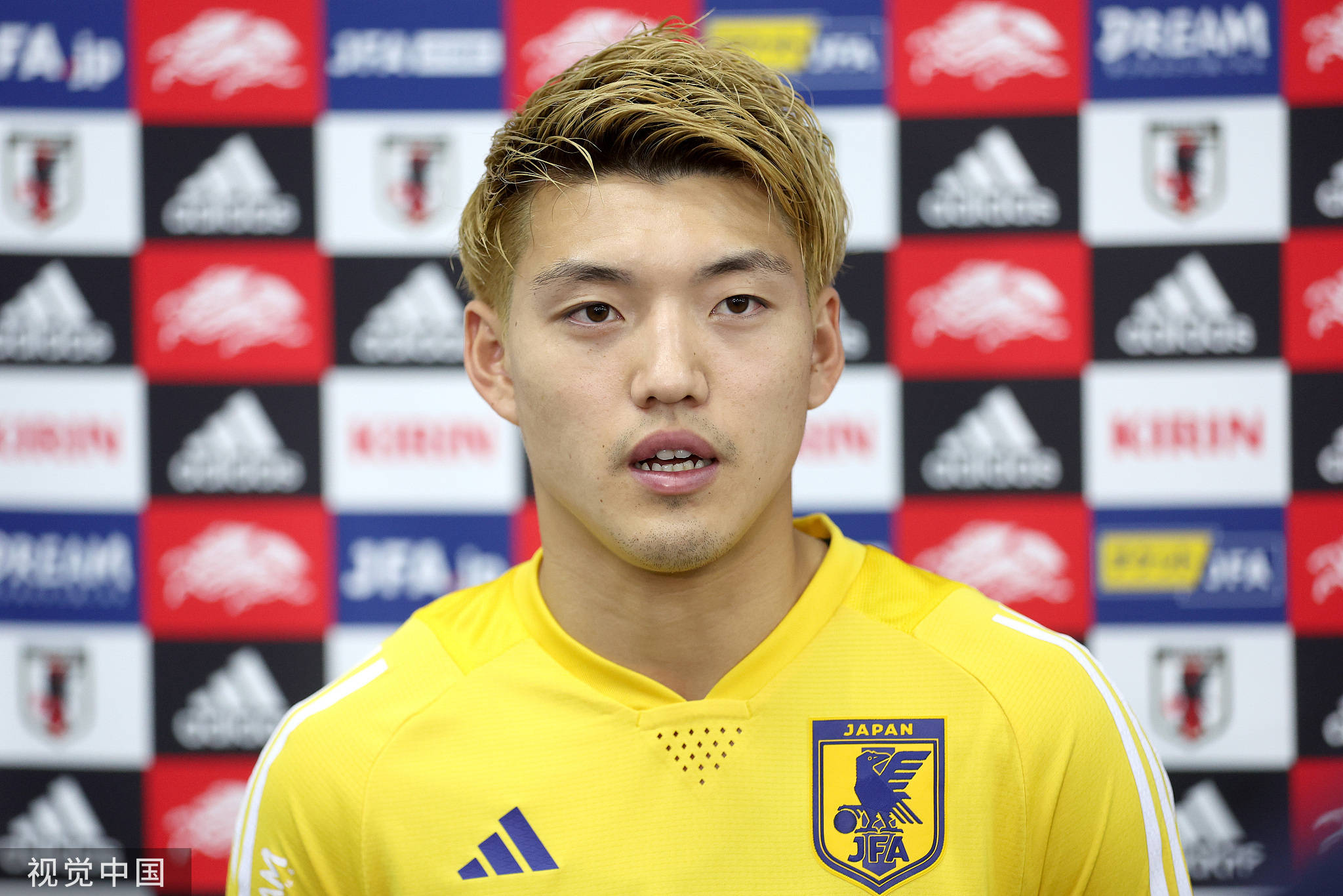 高清图:日本队球员接受媒体采访 堂安律领衔-搜狐大视野-搜狐新闻