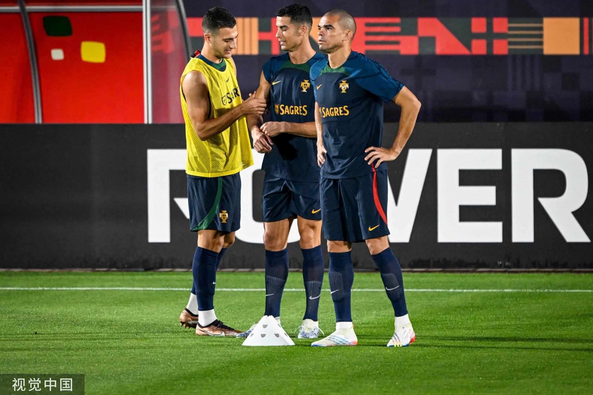 高清图：葡萄牙训练备战 C罗佩佩默契互动-搜狐大视野-搜狐新闻