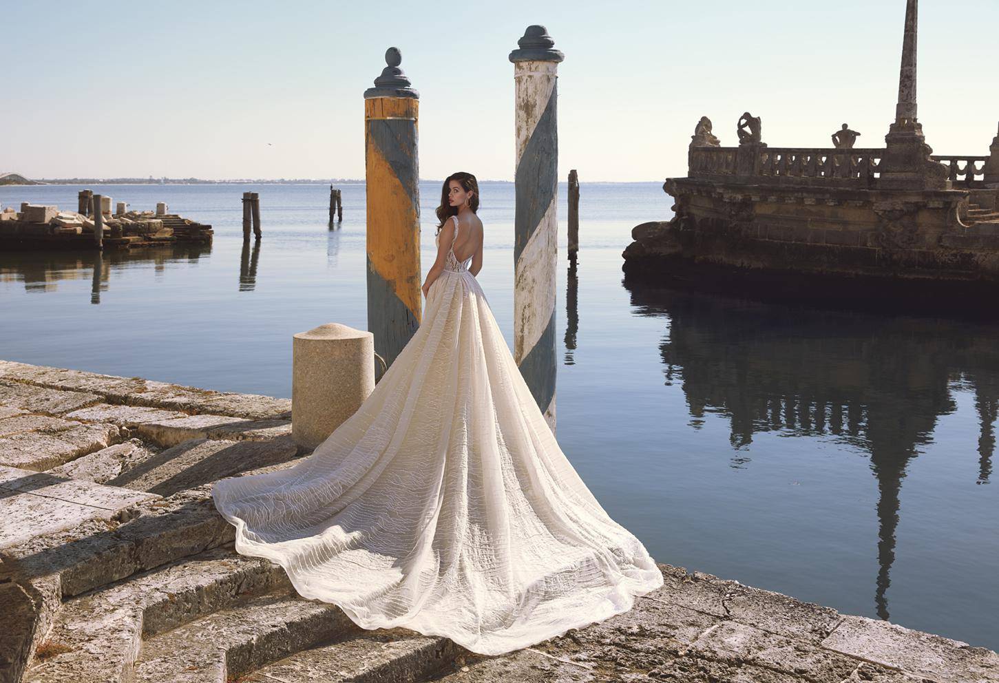 世界顶级婚纱名牌Demetrios 2020婚纱模特展示，高清图片 - 哔哩哔哩