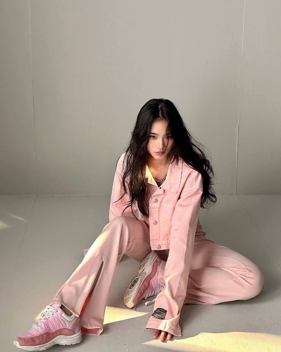 小S二女儿许韶恩晒冬日写真 大秀美腿青春靓丽_照片_个人_社交