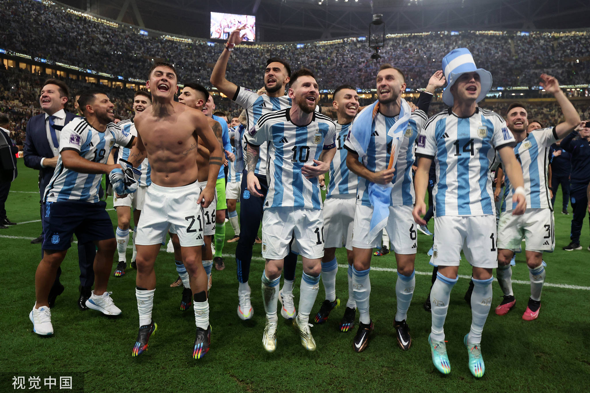 阿根廷28年后终夺美洲杯冠军34岁梅西圆梦亲吻奖杯 - 图说世界 - 龙腾网