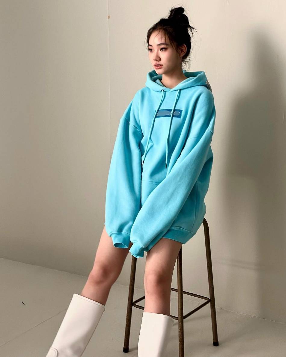 小S二女儿许韶恩晒冬日写真 大秀美腿青春靓丽_照片_个人_社交