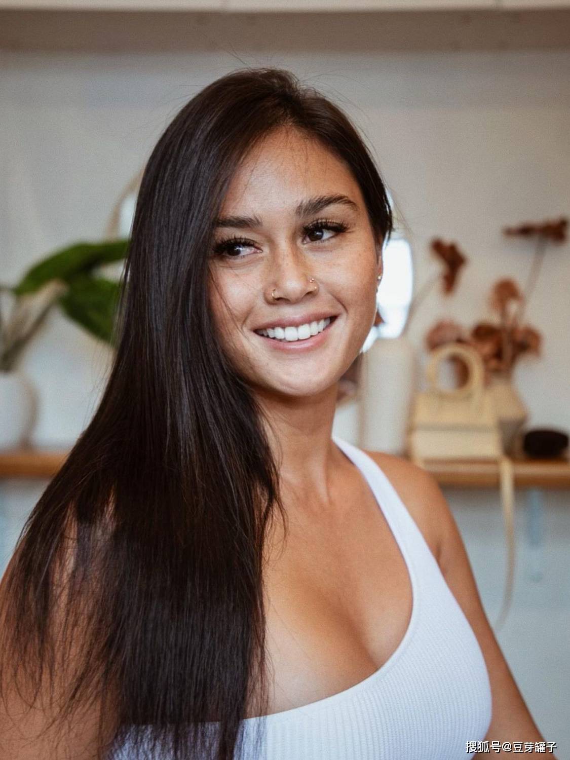 冲浪美女Alessa Quizon，曲线丰满，健康性感搜狐大视野搜狐新闻