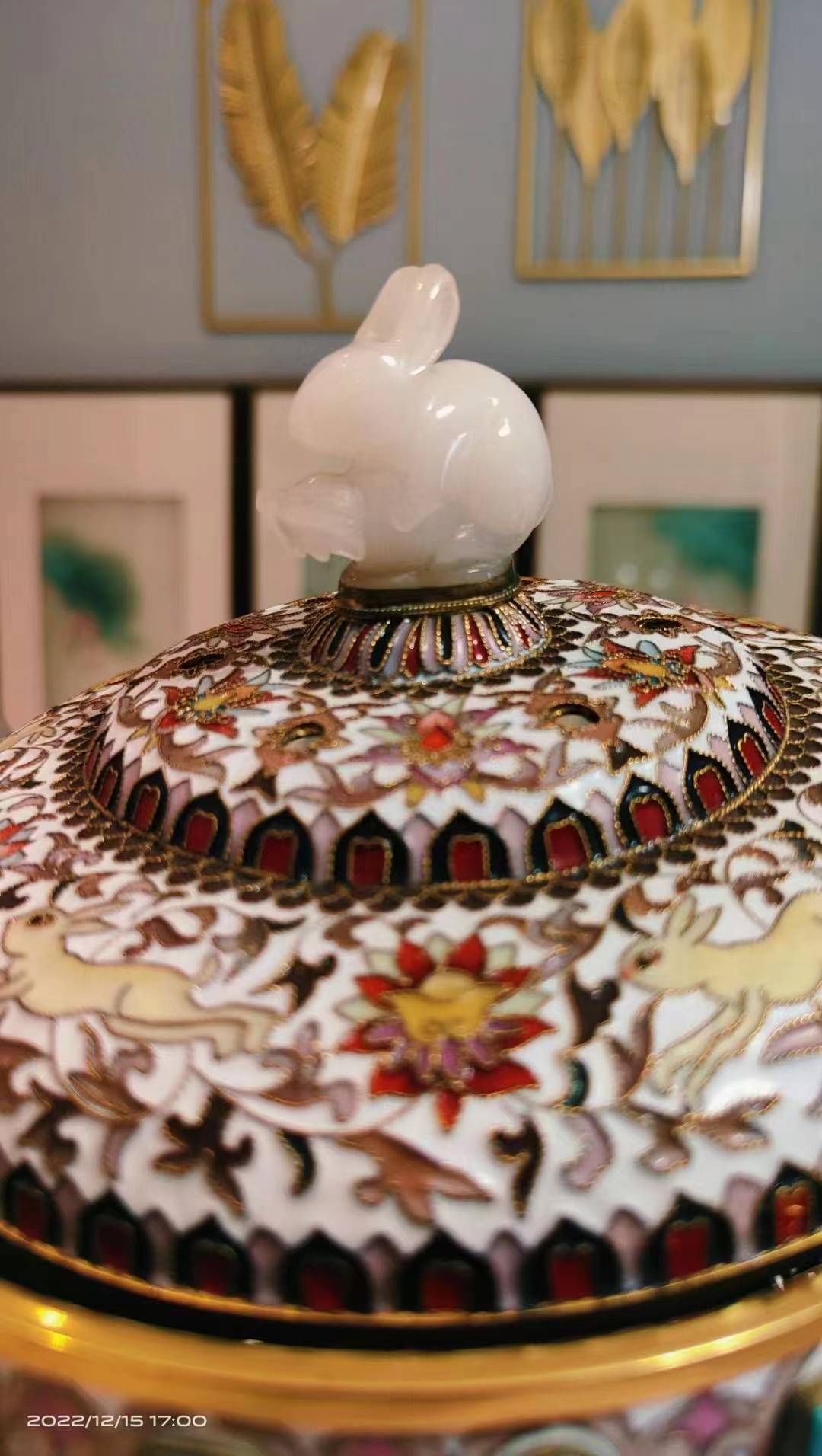 顶部为和田玉镶嵌的玉兔送葫芦.寓意为:福(葫),禄(禄),寿(兔子为兽).