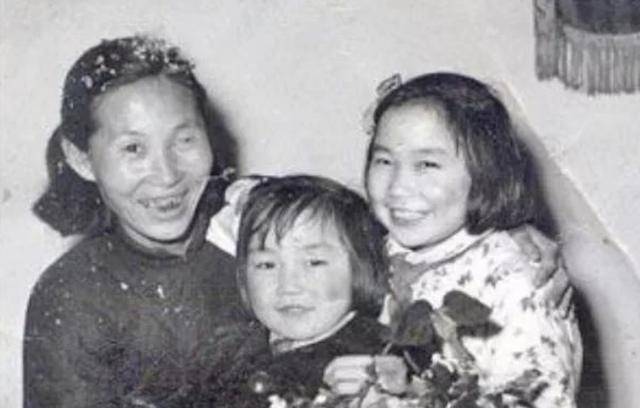 而胡文秀也按照自己所说的,相继地送两个儿子,两个女儿参加中国人民