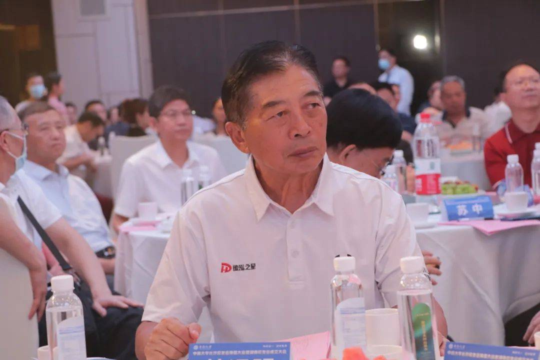 杜远明郭 宁柴立元9月17日,中南大学长沙校友会十周年庆典晚会在长沙