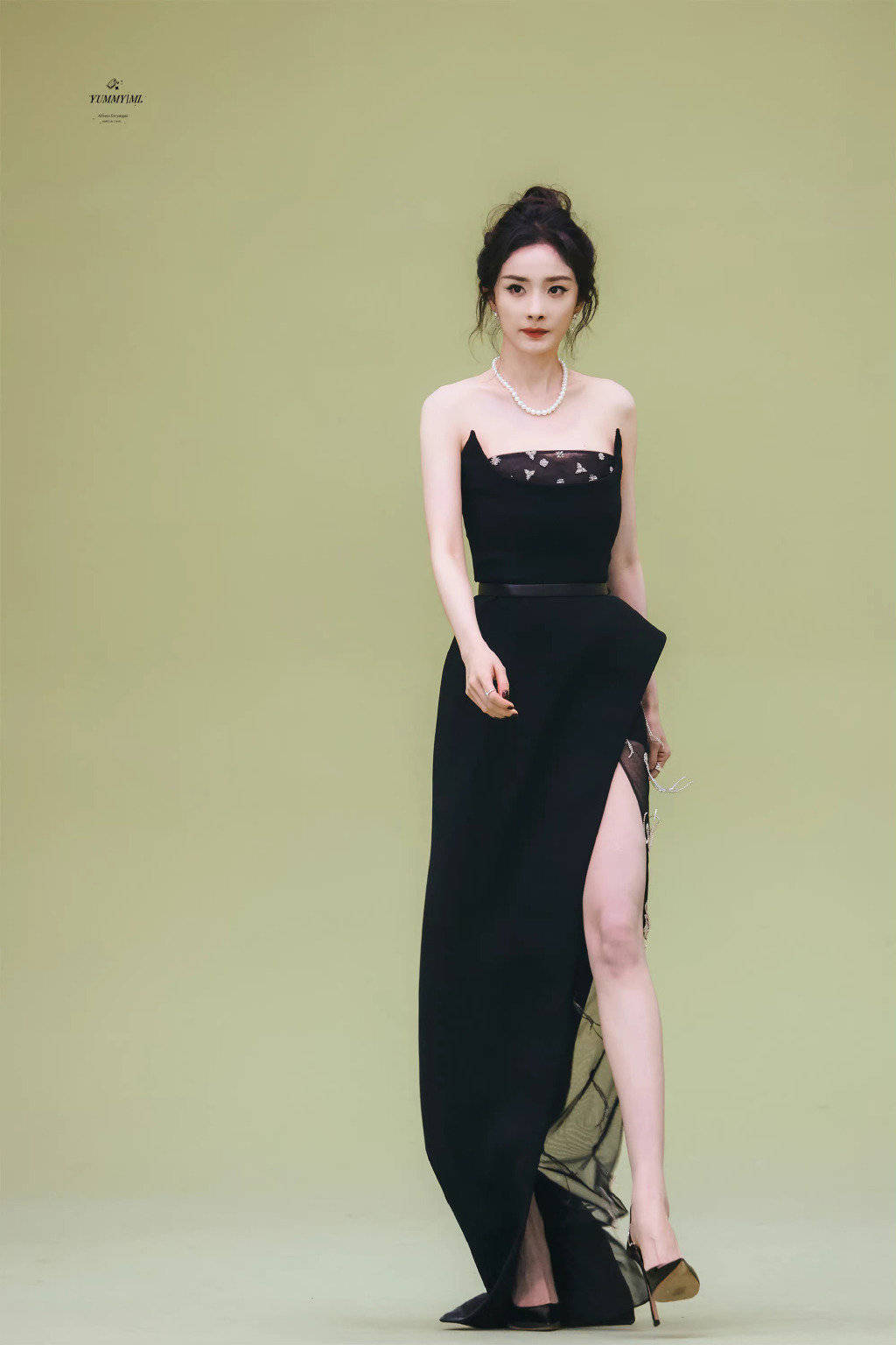 杨幂发型变黑长直显温婉大气 星空短裙秀好身材 - 国际在线移动版