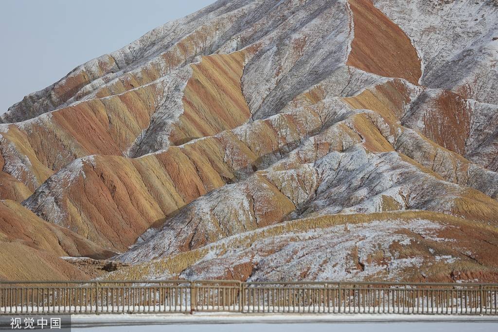 甘肅張掖七彩丹霞景區白雪皚皚層理交錯