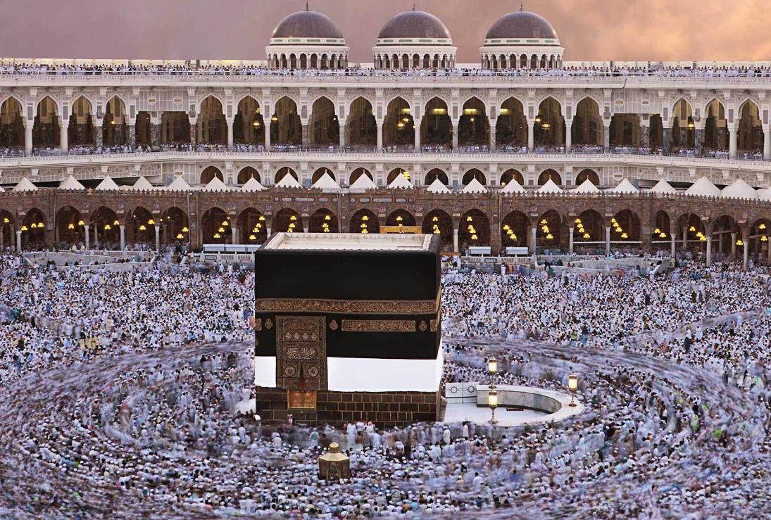 位于麦加的中心,寺庙中心有一个高大立方形的宫殿,这里被称为"天房"