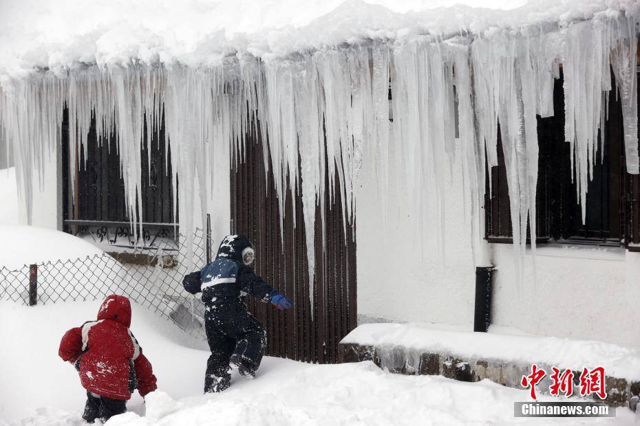 西班牙极寒天气持续 房屋遭大雪掩埋-搜狐大视野-搜狐新闻