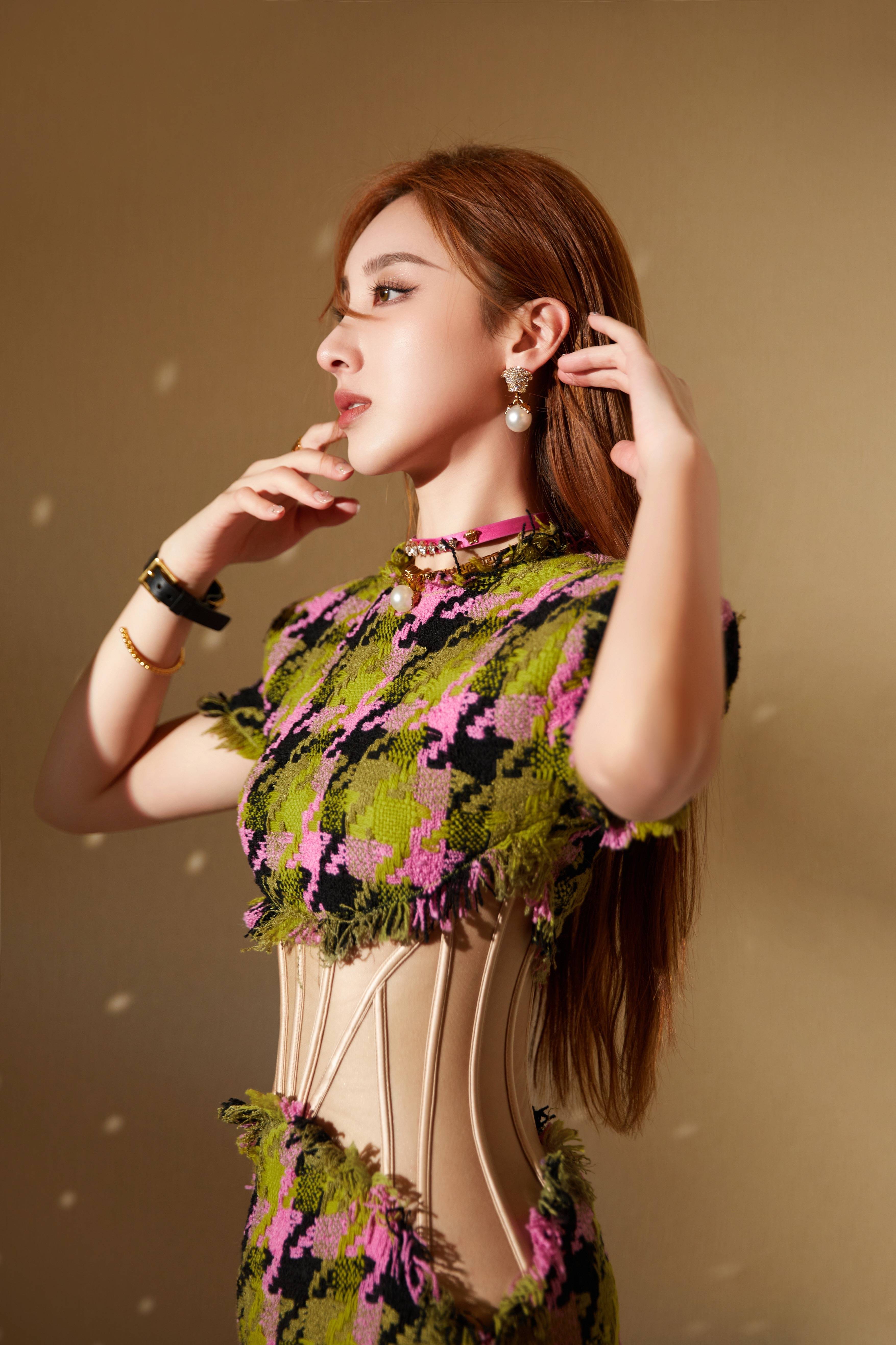 许靖韵亮相2022微博音乐盛典 获年度新锐歌手荣誉_金属_套装_首饰