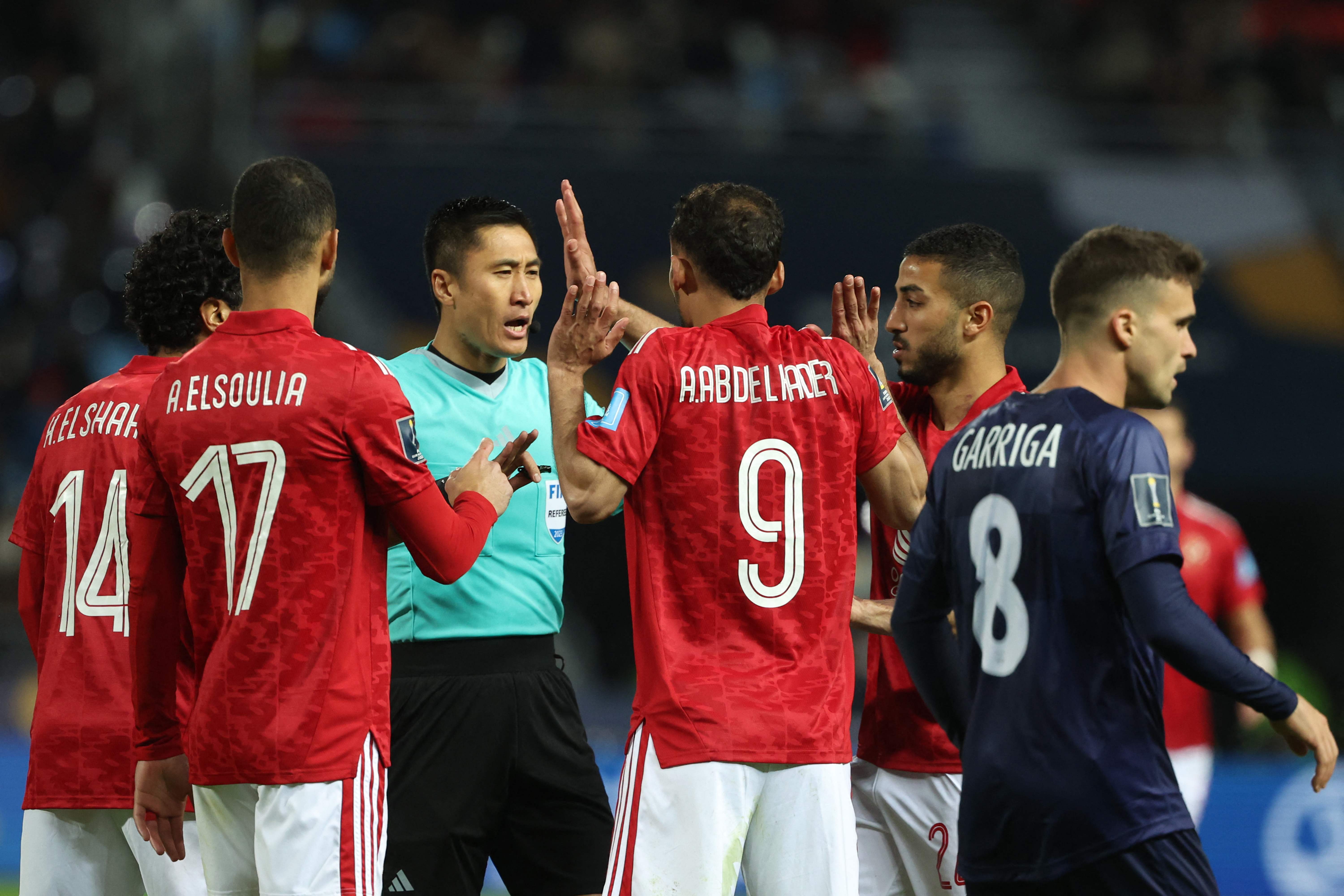 马宁携中国裁判组亮相世俱杯 红牌毫不手软(组图)_执法_助理裁判_丹吉尔