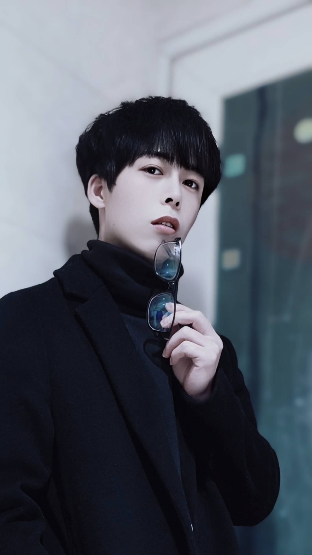 罗俊林身穿黑色大衣内搭高领卫衣青春阳光,少年感帅气十足_时尚_感觉