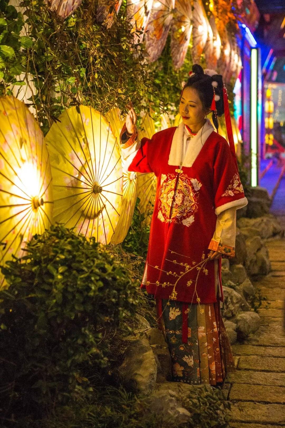 夜游笪桥灯市还有来自南京大学民谣歌手在驻唱