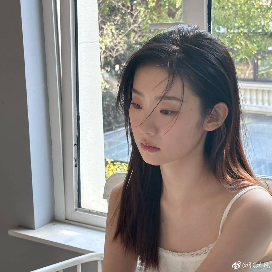 张艺凡分享生日写真 穿白色吊带窗边小憩干净素雅-搜狐大视野-搜狐新闻