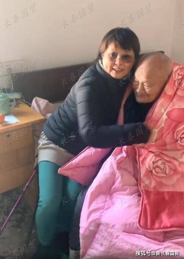 51歲袁立罕見現身,與百歲老人合影身材發福變化大 1 0760bf4144a5472babb66d8884a2be90
