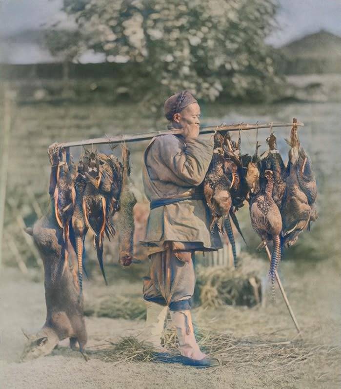 07,这张照片所拍摄的是一位归家的猎户,他正用一根扁担将猎物穿成一串