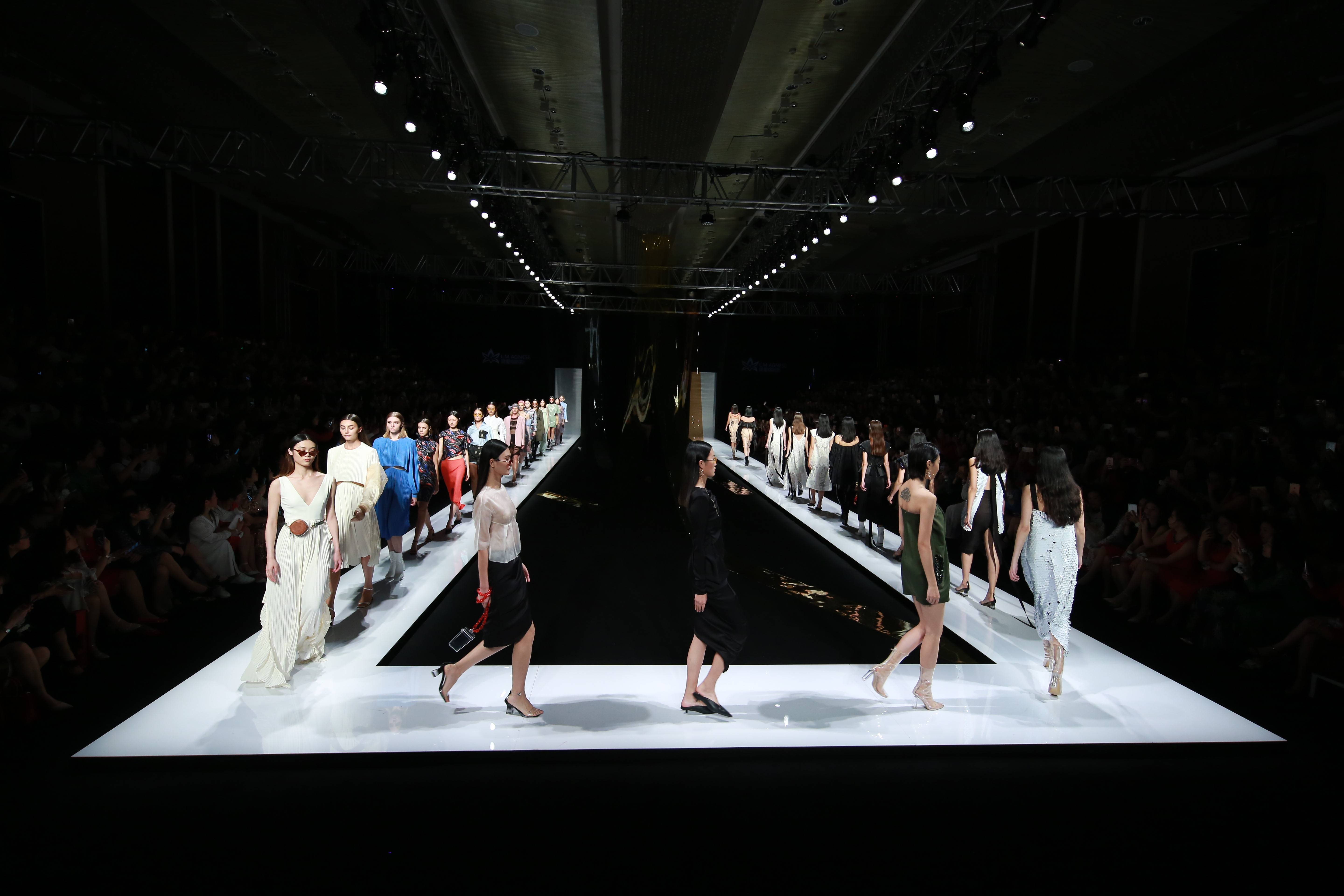 一场是意大利米兰时装周,一场是深圳豪华盛宴