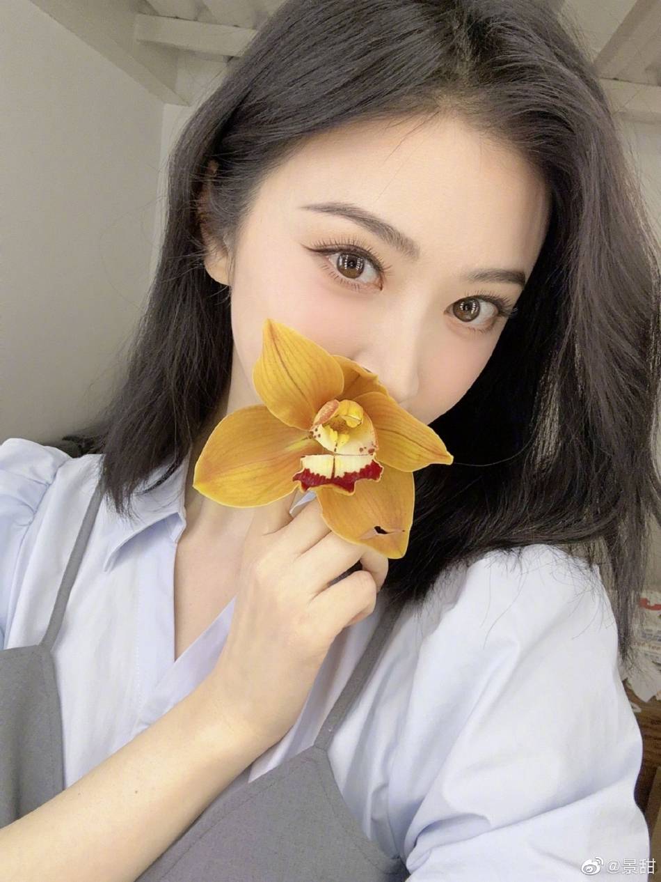 景甜晒花朵怼脸自拍穿浅蓝色衬衫清新甜美人比花娇-搜狐大视野-搜狐新闻