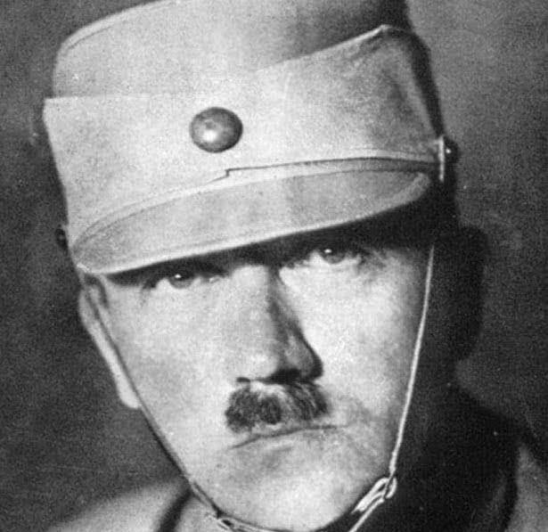 希特勒的历史丑照:由于过于愚蠢搞笑,曾被禁止在德国出版