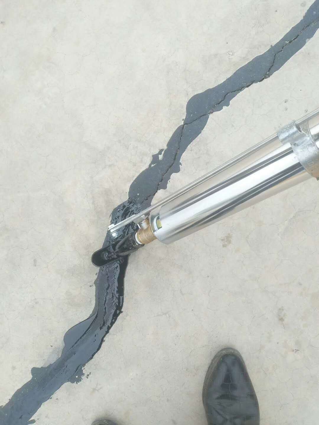 路面专用灌缝胶施工步骤_裂缝_灌注_处理