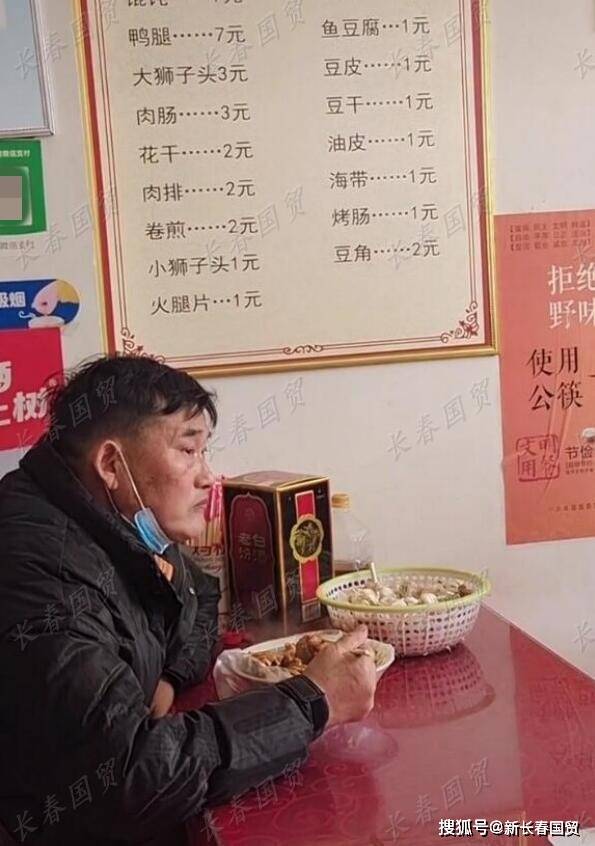 大衣哥墨之文现身路边小店，穿着朴实毫无明星架子