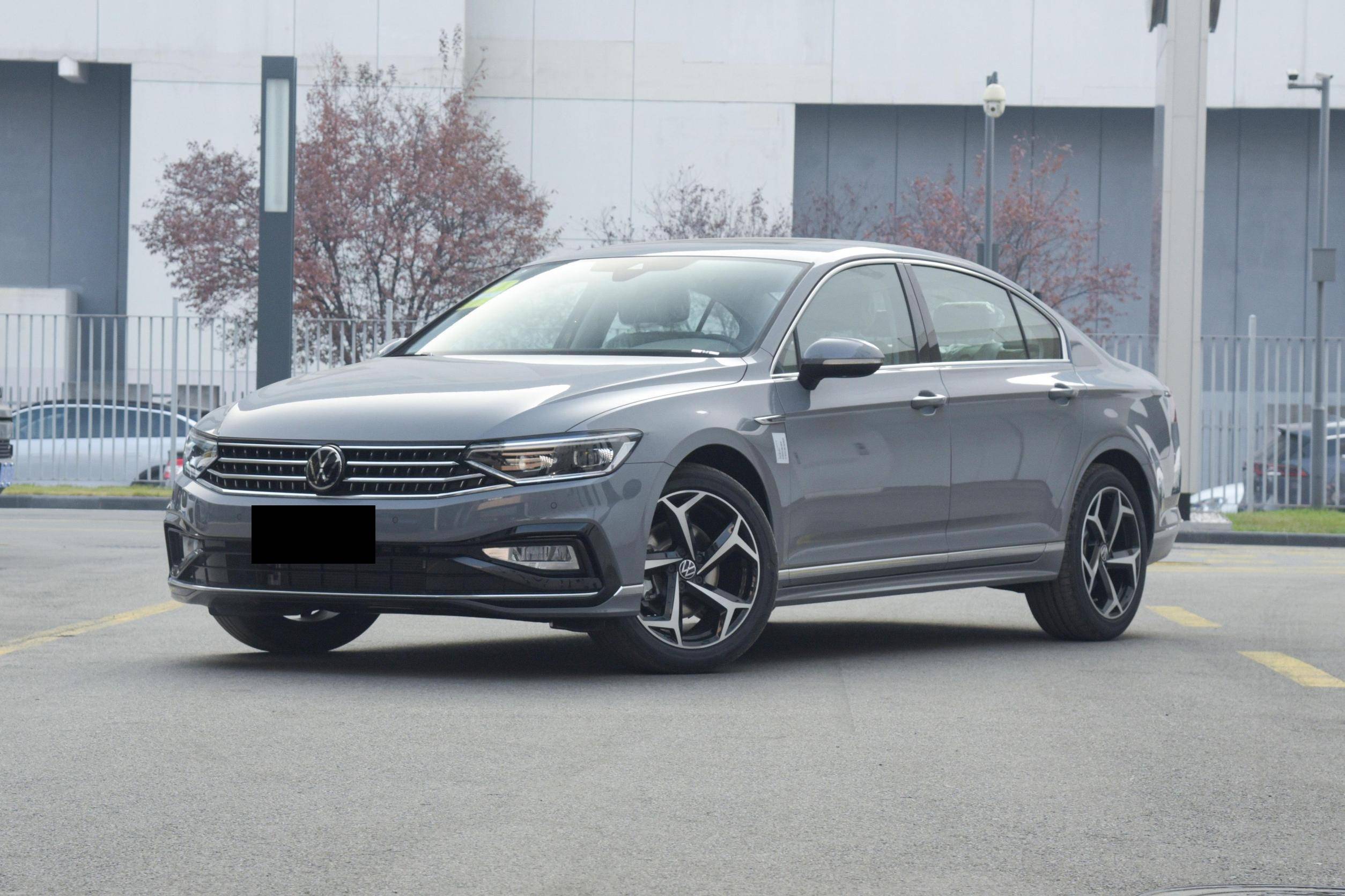 第一款车是大众迈腾,我把该车推荐给注重操控的朋友.