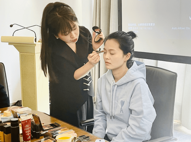 摘镜club|"点睛之笔,妆点美丽"奕鸣眼科女神节会员活动睛彩回顾_屈光