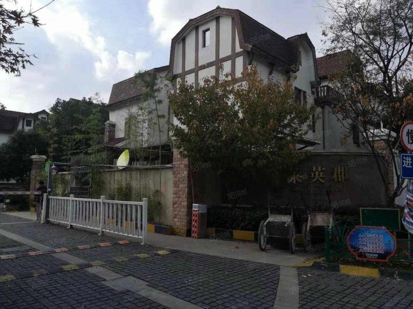 莱英郡边套三层别墅 送地下室 露台 阁楼 三面花园 位置好_业主_配套