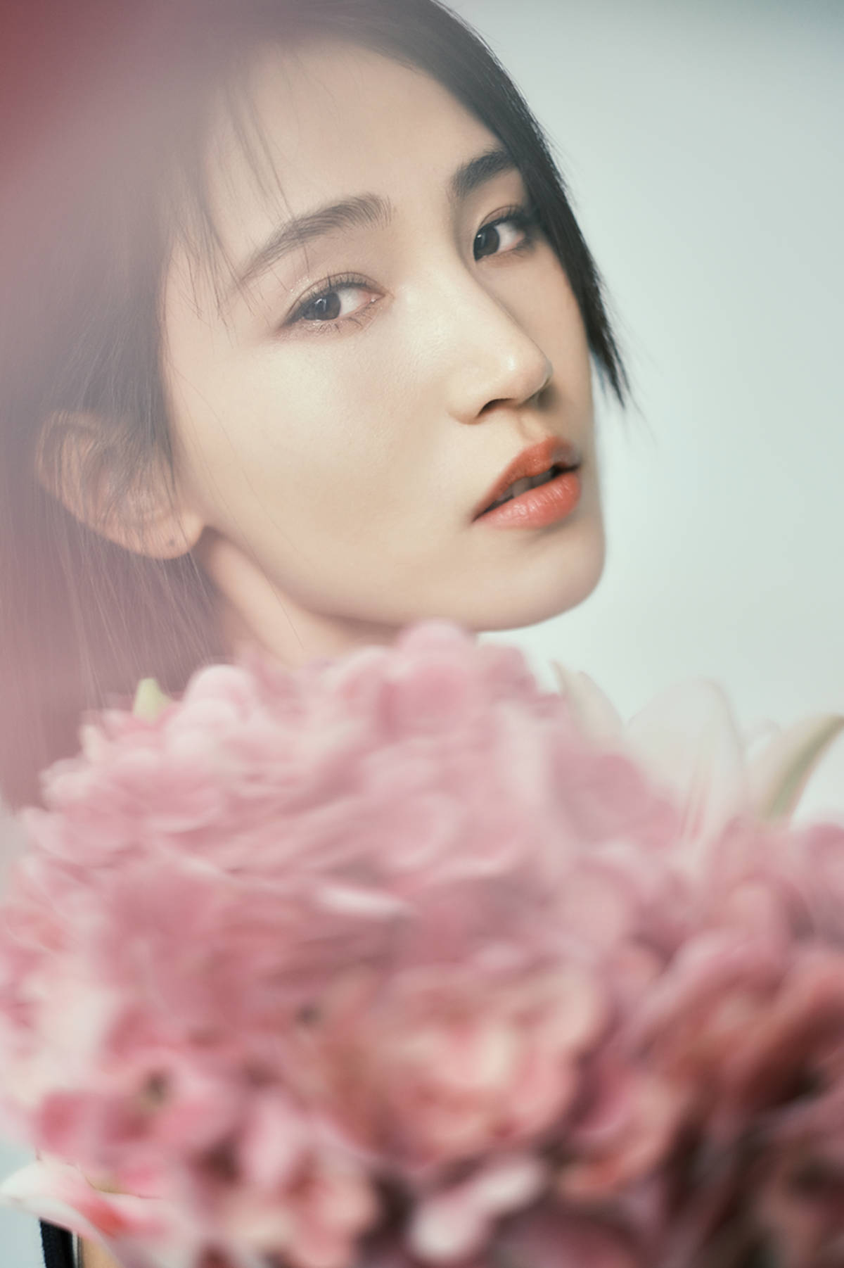 黄晓婉春日写真释出 娇飒交融展现多重魅力_一面_李薇_短发