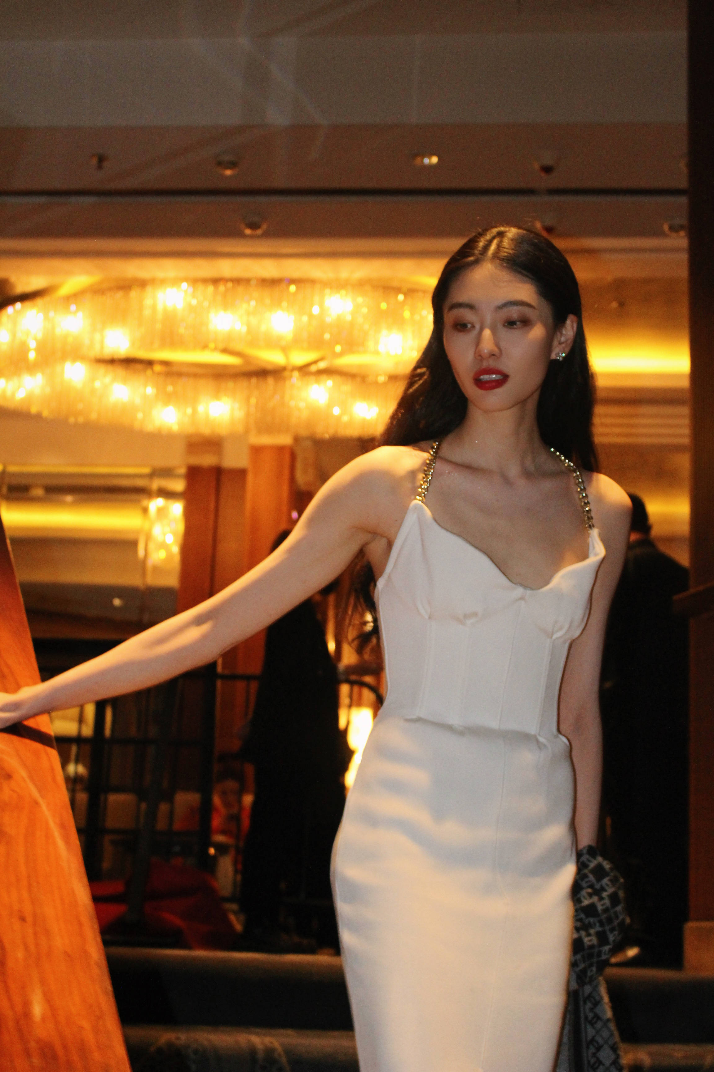 陈碧舸身着st. john链条吊带白色针织礼服_品牌_自由_风格