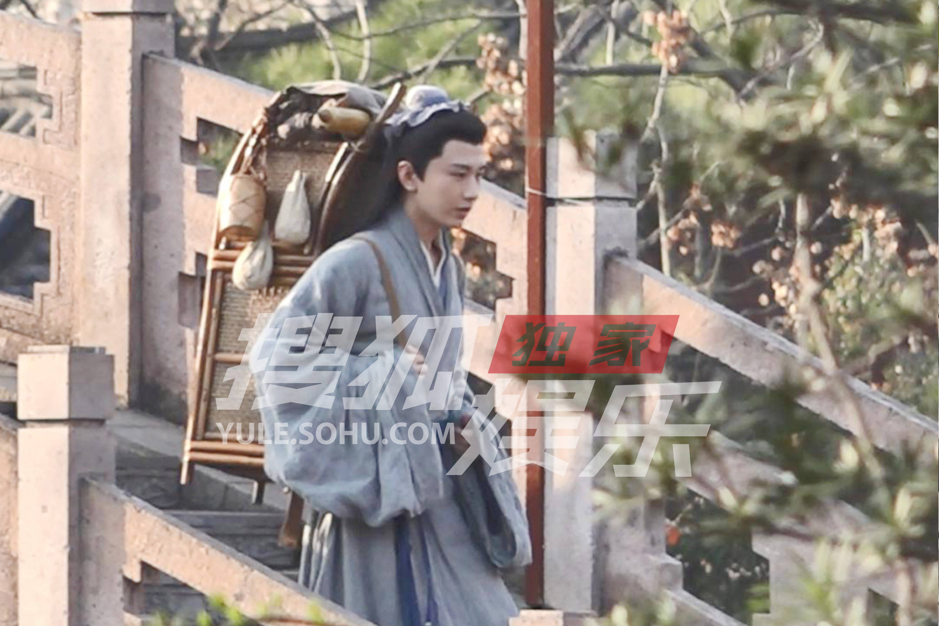成毅书生造型路透曝光 背着箱笼高扎丸子头很呆萌-搜狐大视野-搜狐新闻