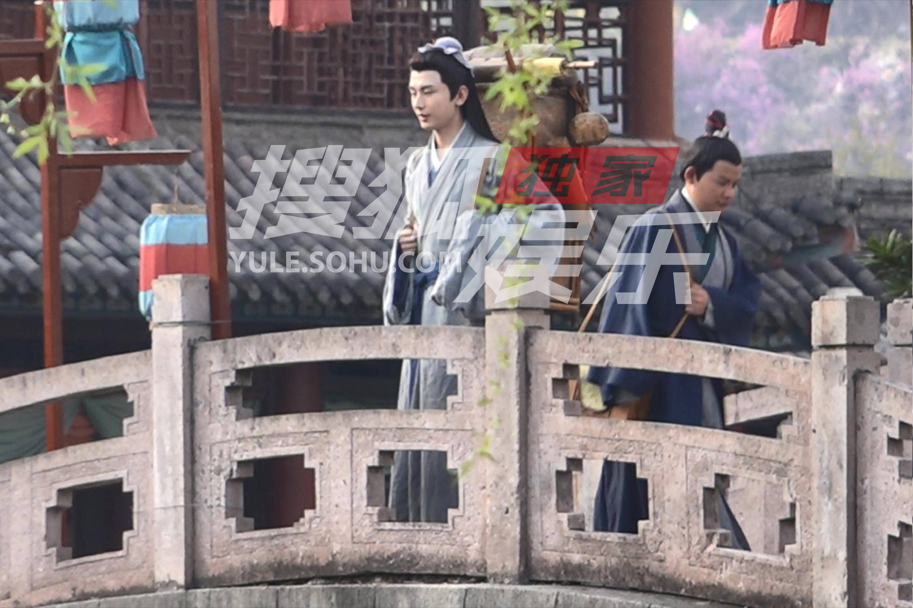 成毅书生造型路透曝光 背着箱笼高扎丸子头很呆萌-搜狐大视野-搜狐新闻